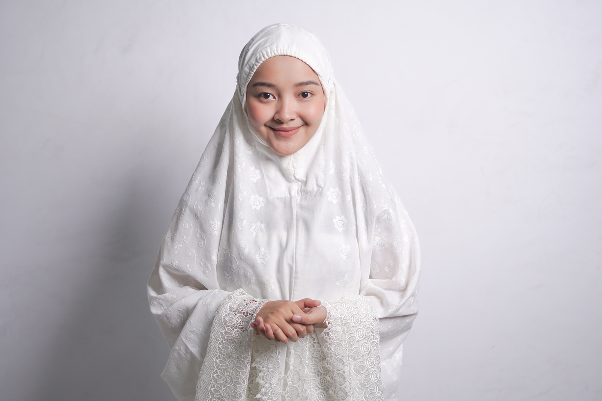 Muslim woman wearing ihram. umrah and hajj concept